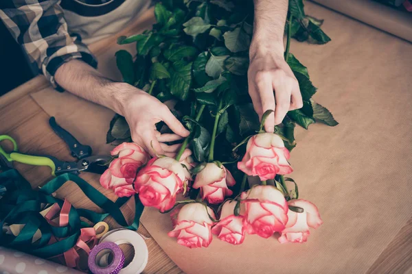 Beskuren topp ovanför hög vinkel bild av händer håll touch botanik miljö sortiment gör överraskning småföretag representant Rosebud slitage kontrolleras kläder ungdom växthuset skrivbord — Stockfoto