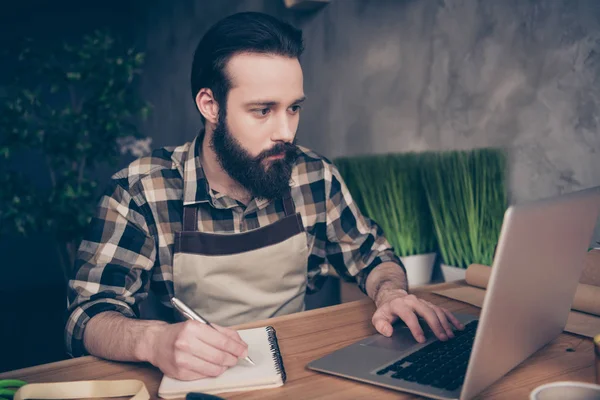 Retrato do homem pensativo concentrado jovens usam a tecnologia moderna do usuário têm conversação diálogo clientes empreendedor pequeno vestido xadrez camisa estufa — Fotografia de Stock