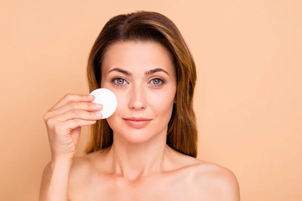 Close up foto bonita maduro ela sua senhora casa de banho chuveiro manhã tomar make-up para baixo verificar a condição da pele do relógio usar novo algodão pad desgaste nu sem roupas isolado pastel fundo bege — Fotografia de Stock