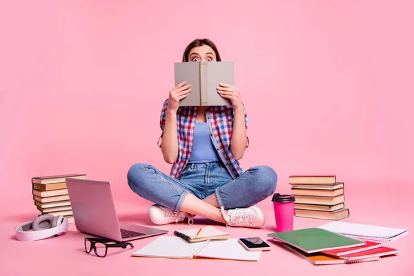 Porträtt av Söt rolig funky Lady person håll hand ta tryckt bok litteratur Dölj förvånad imponerad reaktion slitage kontrolleras kort denim jeans isolerad rosa bakgrund — Stockfoto