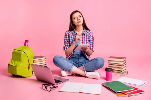 Longitud completa cuerpo tamaño foto hermosa ella su sentarse piso portátil ponderador pensativo manos planificador notando envolvente aprender cosas usar casual cuadros camisa vaqueros vaqueros denim aislado rosa fondo —  Fotos de Stock