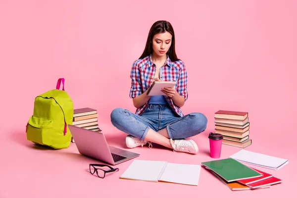 Longitud completa cuerpo tamaño foto hermosa ella su sentarse piso portátil manos organizador hacer notas universidad sitio web envolvente aprender cosas usar casual cuadros camisa vaqueros denim aislado rosa fondo —  Fotos de Stock