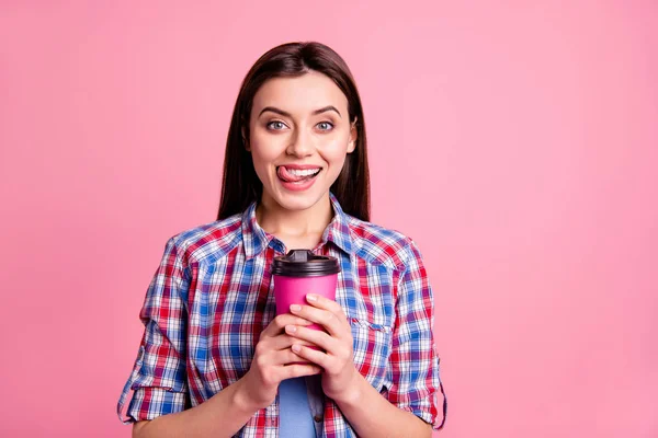 Retrato de bonito atraente jovem pessoas pessoa tem caneca bebida encantado riso férias de verão sonho sonhador vestido xadrez camisa elegante isolado fundo rosa — Fotografia de Stock