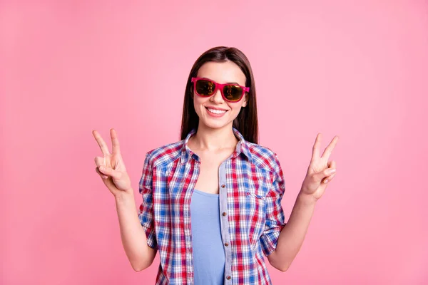 Porträtt av söta charmiga attraktiva vackra Teen tonåring har semester resa göra v-skyltar njuta Toothy isolerad klädd specifikationer färgglada rutig kläder pastell rosa bakgrund — Stockfoto