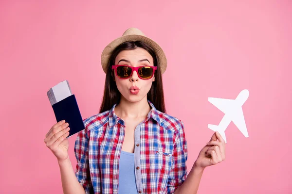 Porträt niedlich charmant hübsch Teenager halten Hand stilvolle trendige zollfreie Papierkarte Flugzeug Dokument Ausdruck unglaubliche Reise Rest entspannen Spezifikationen kariertes Outfit isoliert rosa Pastell Hintergrund — Stockfoto