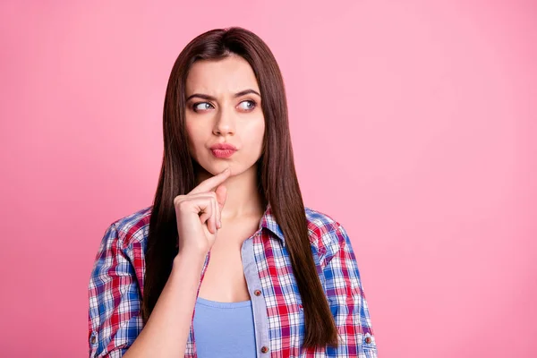 Retrato de sueño de ensueño agradable linda señora joven gente tocar mentón pensamiento elegir decidir resolver problemas dilemas usar ropa de moda aislado fondo rosa — Foto de Stock