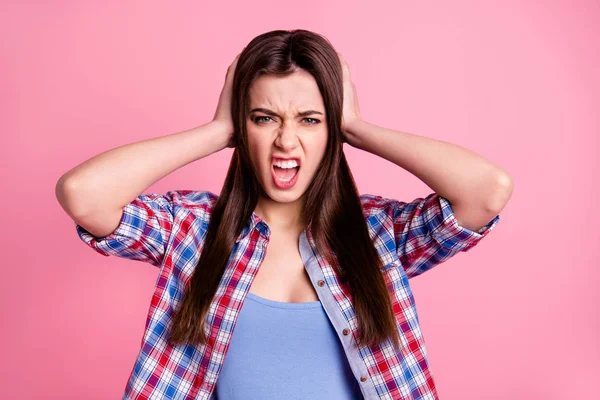 Retrato de decepcionado irritado diez adolescentes jóvenes tocan las orejas palmas dolor de cabeza enfermo tienen tensión malentendido desgaste cuadros traje moderno aislado fondo rosa —  Fotos de Stock