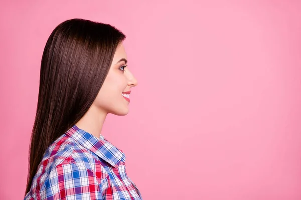 Close-up profiel zijaanzicht portret van haar ze mooi uitziende aantrekkelijke mooie mooie verzorgde inhoud vrolijk vrolijke, rechtlijnig meisje draagt gecontroleerde shirt geïsoleerd over roze achtergrond — Stockfoto