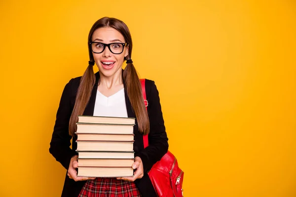 Retrato de ella ella bonita hermosa atractiva alegre alegre chica sosteniendo en las manos muchos cursos de clases de libros científicos pesados preparan prueba de examen aislado sobre brillante brillante brillante fondo amarillo —  Fotos de Stock