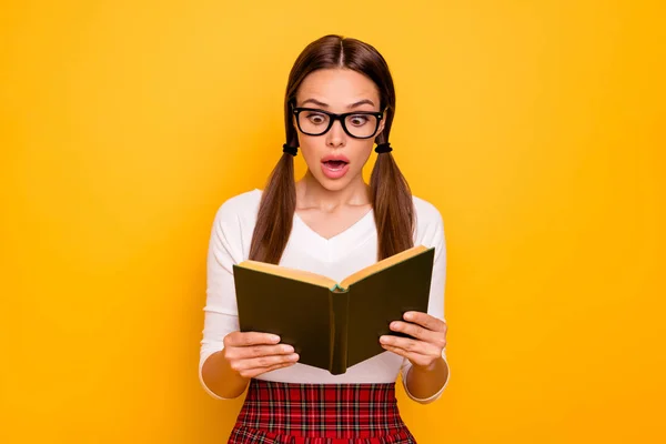 Retrato de senhora surpreso bonito adolescente bela mão segurar preparar home tarefa notícias impressionado inacreditável inesperado grito omg wow isolado caudas vermelho saia moderno roupas fundo vívido — Fotografia de Stock