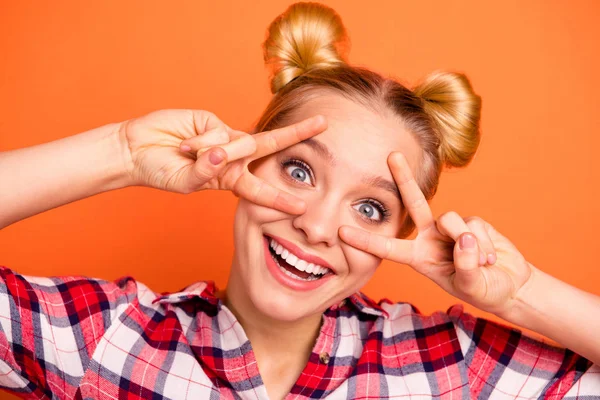 De cerca foto de creativo adolescente loco hacer v-signos tienen tiempo libre risa risa tonto vacaciones verano vestido cuadros camisa aislado fondo naranja —  Fotos de Stock