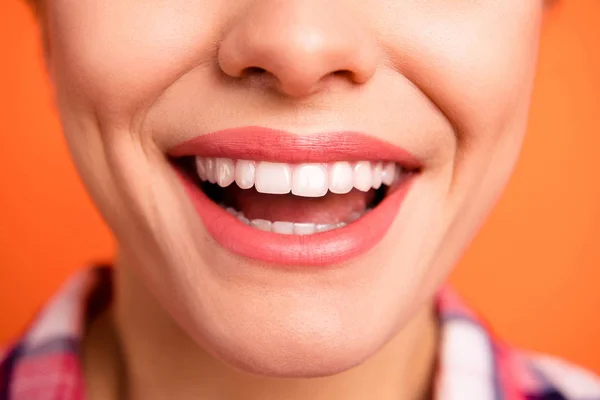 Cortado de perto ver foto de linda senhora funky engraçado ela mostra os procedimentos dentista dente ter xadrez camisa verificada xadrez isolado fundo laranja — Fotografia de Stock