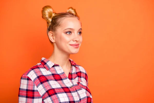 Ritratto di affascinante classe dolce adolescente hanno taglio di capelli taglio di capelli vestito plaid camicia a quadri isolato sfondo arancione — Foto Stock