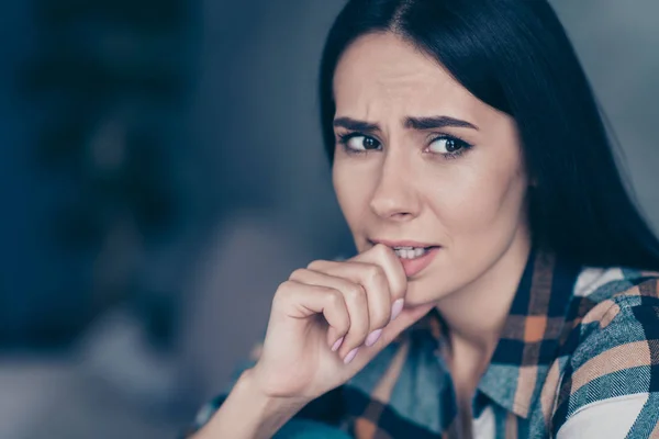 Närbild sida profilfoto hon hennes fru missnöjd hopplös arm hand bita fingrar nerver gjort misstag tvivlar berätta eller inget slitage rutig pläd skjorta sitta Lean Divan Lägenhet hus vardagsrum inomhus — Stockfoto