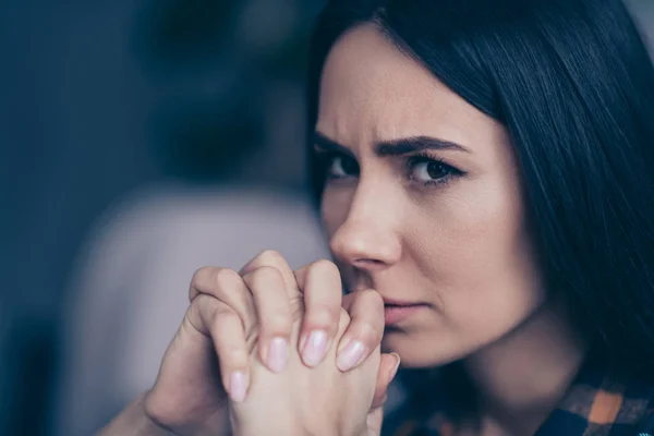 De cerca foto de perfil lateral hermosa ella su señora disgustado brazos sin esperanza manos palmas juntos nervios cometidos error Lo siento desgaste cuadros camisa comodidad casa plana sala de estar en el interior — Foto de Stock