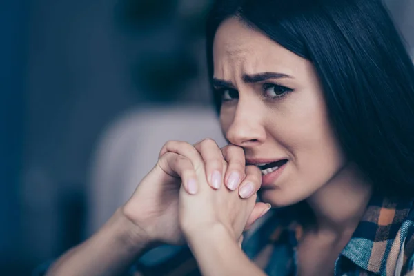 De cerca foto de perfil lateral hermosa ella su señora disgustado dientes mordida desesperada manos palmas juntas nervios cometidos error Lo siento desgaste cuadros camisa comodidad casa plana sala de estar en el interior —  Fotos de Stock