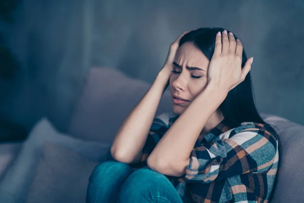 Närbild sida profilfoto vacker hon hennes Lady arm hålla tempel slutna fruktansvärda lida smärta missnöjd grin hopplös orolig slitage rutig pläd skjorta komfort Lägenhet hus vardagsrum inomhus — Stockfoto