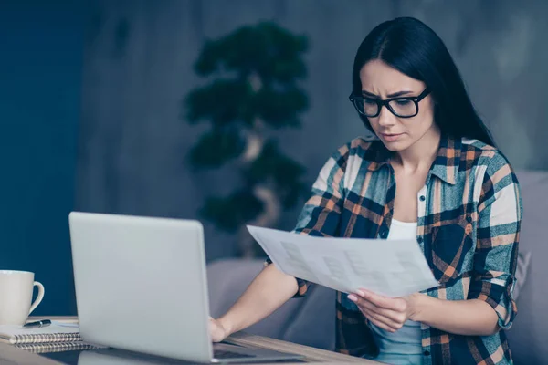 Cerrar la foto increíble hermosa que su señora brazo de la mano sostener documento de papel contrato de documento señalando la tabla cuaderno escribir información de datos atento desgaste especificaciones a cuadros a cuadros casa de estar en el interior — Foto de Stock