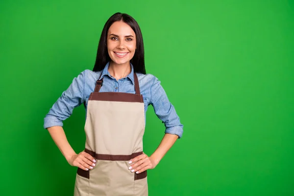 Close up foto bonita ela sua senhora mãos braços lados garantir aos clientes comprar compradores melhor organização de serviço de desgaste auto-confiante jeans camisa jeans coberto avental de trabalho isolado fundo cinza preto — Fotografia de Stock