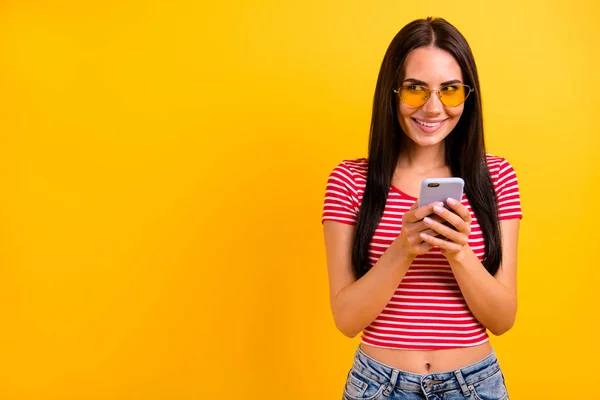 Портрет милой довольно творческий студент блоггер использовать пользовательское устройство диалога разговор очки очки одеты джинсовые наряд изолированный желтый фон она ее яркий — стоковое фото
