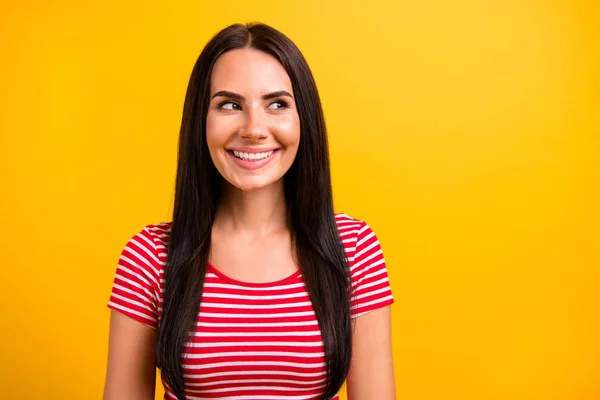 Close-up foto van mooie mooie dame duizendjarige look hebben weekend gedachten beslissen Kies minded gekleed moderne outfit jeugd geïsoleerd gele kleurrijke achtergrond — Stockfoto