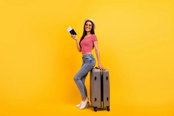 Pleine longueur taille du corps vue photo du contenu étudiant tenir main vacances été satisfait habillé rouge rayé chemise à la mode denim jeans baskets isolé jaune fond coloré — Photo