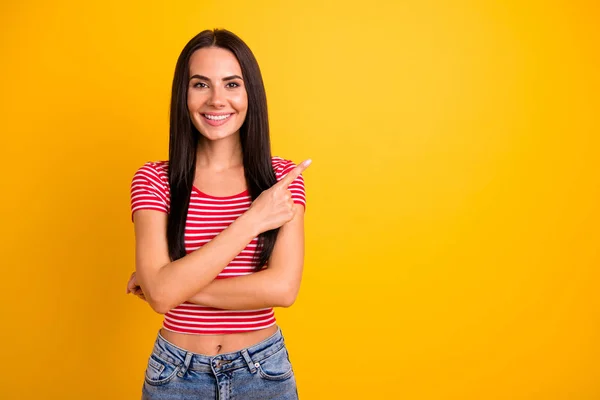 Retrato de encantador atractivo adolescente adolescente promotor aspecto anuncios anuncian pantalones vaqueros ropa moderna aislado vibrante fondo amarillo — Foto de Stock