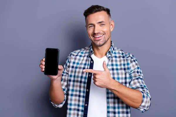 Retrato dele ele agradável alegre atraente alegre confiante feliz barbudo cara de cabelos grisalhos vestindo camisa marcada mostrando nova célula isolada sobre azul violeta roxo fundo pastel — Fotografia de Stock