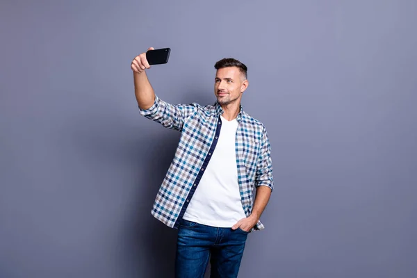 Retrato dele ele agradável conteúdo atraente alegre barbudo barbudo cara de cabelos grisalhos vestindo camiseta verificada segurando na célula da mão fazendo selfie isolado sobre fundo azul violeta pastel — Fotografia de Stock