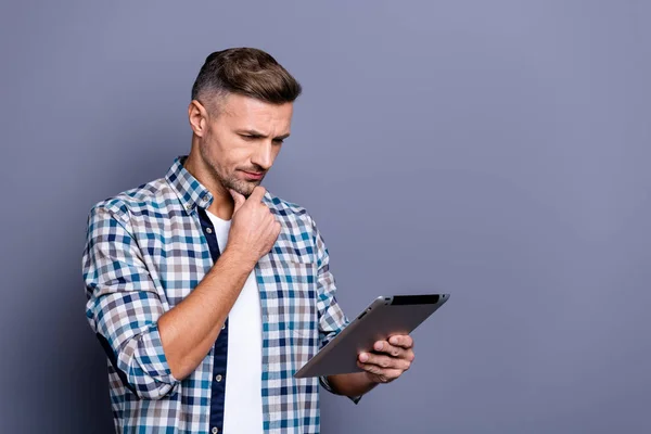 Retrato de su agradable contenido atractivo concentrado barbudo barbudo tipo de pelo gris con camisa a cuadros búsqueda web aislado sobre fondo pastel violeta azul — Foto de Stock