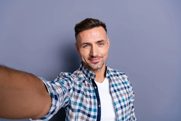 Self-portrait of his he nice-looking attractive well-groomed cheerful calm bearded grey-haired guy wearing checked shirt isolated over blue violet pastel background — Stock Photo, Image