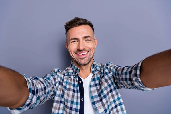 Autorretrato de su atractivo atractivo bien cuidado alegre barbudo alegre con camisa a cuadros aislado sobre fondo gris pastel azul — Foto de Stock