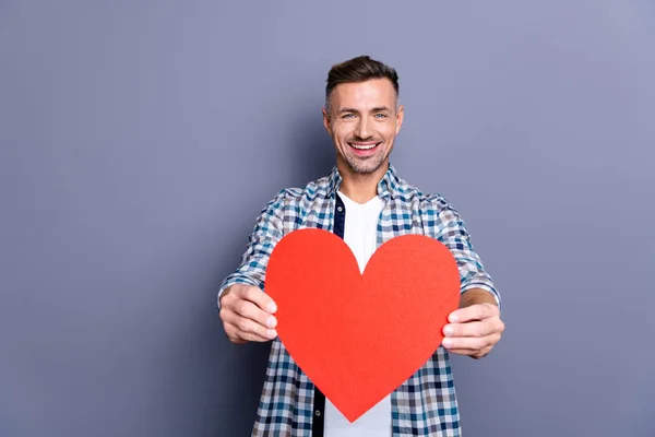 Close up foto atraente ele ele seu cara braços mãos dando grande papel vermelho coração parabéns namorada esposa cartão postal convite romance data desgaste casual xadrez xadrez camisa cinza isolado fundo — Fotografia de Stock