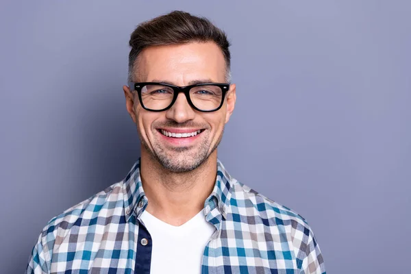 Close up foto bonito atraente ele ele seu cara inteligente confiável gerente pessoa pacificamente bonito sorriso engraçado cerda pura barba desgaste especificações casual xadrez xadrez camisa cinza isolado fundo — Fotografia de Stock