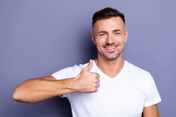 Close up foto incrível ele ele sua meia-idade macho perfeito aparência mão braço levantado polegar até concordar penteado após barbearia visita aconselhando desgaste casual branco t-shirt isolado cinza fundo — Fotografia de Stock