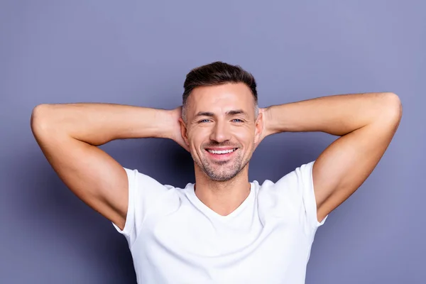 Close up photo amazing he he he him his middle age macho perfect appearance teeth hands arms behind head overjoyed imaginary flight refreshment time wear casual white t-shirt isolated grey background — Foto de Stock