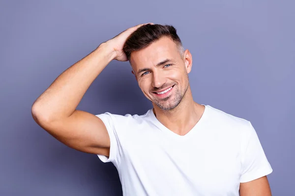 Close-up foto geweldig hij hem zijn middelbare leeftijd macho perfecte verschijning kijken Bad spiegel douche nette stoppels ideale snit styling stylist salon slijtage casual wit t-shirt geïsoleerd grijze achtergrond — Stockfoto