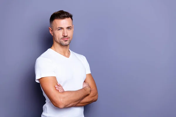 Close-up zijprofiel foto geweldig hij hem zijn middelbare leeftijd macho Chief Boss perfect ideale verschijning Easy-going betrouwbare persoon kijken kalm armen gekruiste slijtage casual wit t-shirt geïsoleerd grijze achtergrond — Stockfoto