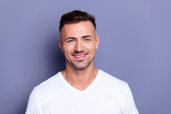 De cerca la foto increíble él su macho de mediana edad perfecta apariencia ideal fácil de ir persona confiable mirada tranquila mostrar dientes blancos cerda desgaste casual camiseta blanca aislado fondo gris — Foto de Stock
