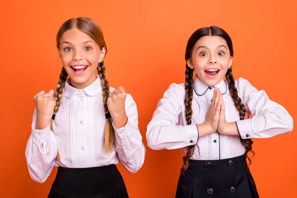 Retrato de dos personas agradable atractivo encantador guapo alegre alegre alegre extático excitado divertido pre-adolescente niñas grandes noticias regalo regalo sorpresa aislado sobre brillante brillante brillo naranja fondo —  Fotos de Stock