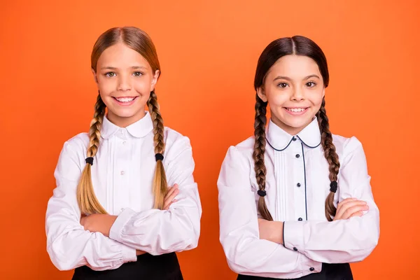 Retrato de cerca de dos personas guapo atractivo guapo encantador lindo alegre alegre alegre niñas brazos cruzados aislados sobre brillante brillante brillante brillante fondo naranja —  Fotos de Stock