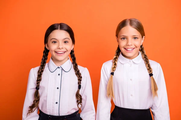 Närbild porträtt av snygga attraktiva vackra söta glada munter pre-teen flickor isolerade över ljusa levande Shine orange bakgrund — Stockfoto