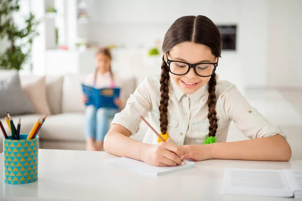 Close-up retrato dela ela agradável atraente inteligente diligente alegre alegre menina vestindo camisa branca óculos óculos de trabalho de casa assunto fazendo na luz moderna branco interior estilo sala de aula — Fotografia de Stock