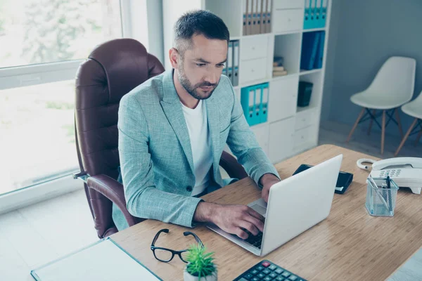 Primer plano foto guapo él su macho chico mejor jefe de tener dinero en línea chat de negocios cartas de correo electrónico mesa de cuaderno atento sentarse silla de oficina grande desgaste formal chaqueta gris chaqueta — Foto de Stock