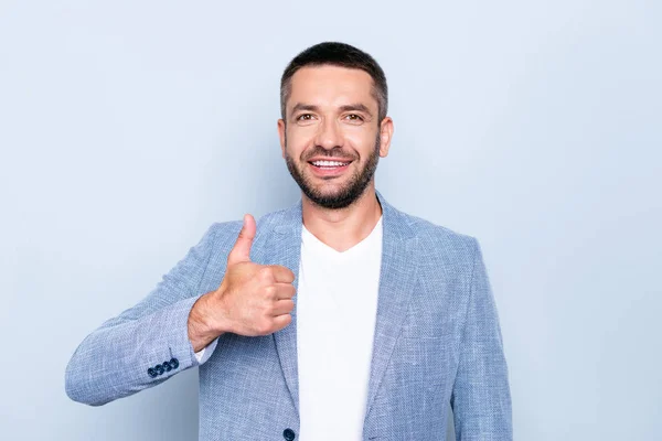 De cerca la foto increíble él su hombre macho persona confiable manos brazos pulgar hacia arriba símbolo aconsejando nuevo libro metódico dientes blancos tipo pacífico desgaste chaqueta chaqueta chaqueta aislado fondo gris — Foto de Stock