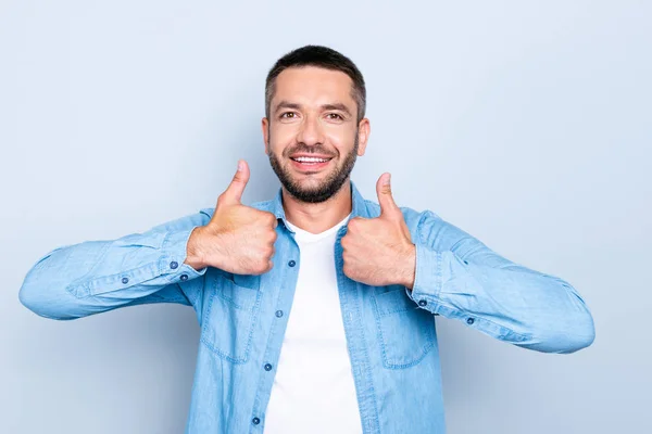 De cerca la foto increíble él su macho perfecto aspecto dientes blancos manos brazos levantados hasta el pulgar hacia arriba símbolo aconsejando buena ropa de nuevo producto casual jeans camisa de mezclilla aislado fondo gris — Foto de Stock