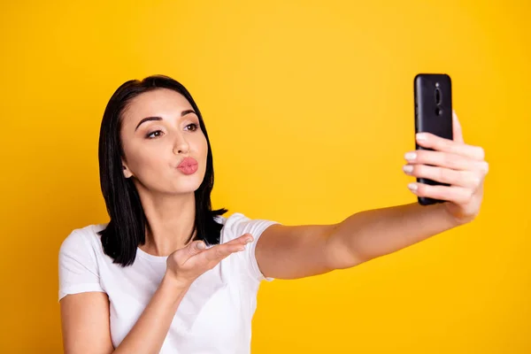 Close up φωτογραφία όμορφη καταπληκτική αυτή κυρία τηλέφωνο χέρι χεριού κάνει να πάρει selfie των Στείλτε αέρα φιλί Μιλήστε Μιλήστε πω Skype γκόμενος φορούν περιστασιακή λευκό t-shirt τζιν απομονωμένο φωτεινό κίτρινο φόντο — Φωτογραφία Αρχείου