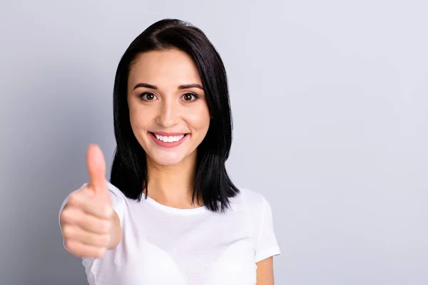 Cerca de la foto hermosa increíble ella su pulgar brazo de la mano de la señora levantó perfecta apariencia ideal alegre acuerdo de humor opinión probada ropa de producto casual camiseta blanca aislado fondo gris brillante — Foto de Stock