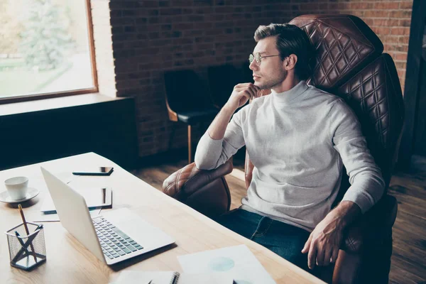 Retrato de sua mente atraente agradável conteúdo experiente hábil tubarão freelancer remoto ele geek e-commerce no loft industrial estilo tijolo estação local de trabalho interior — Fotografia de Stock