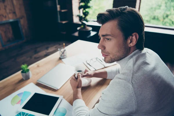 Profiel zijaanzicht portret van zijn hij mooie aantrekkelijke inhoud Executive top partner Leader Company Director Assistant Real Estate specialist bij Industrial Loft Style interieur werkplaats station — Stockfoto